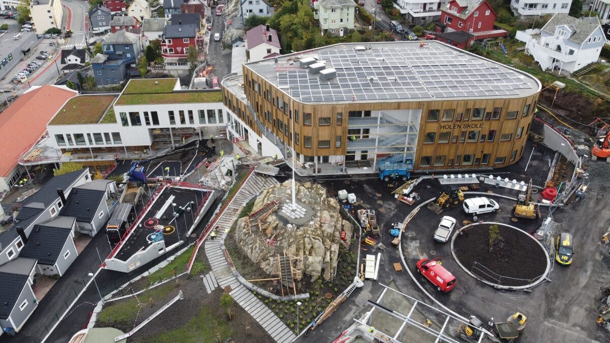 Luftfoto av Holen skole og omgivelser, Bergen.
