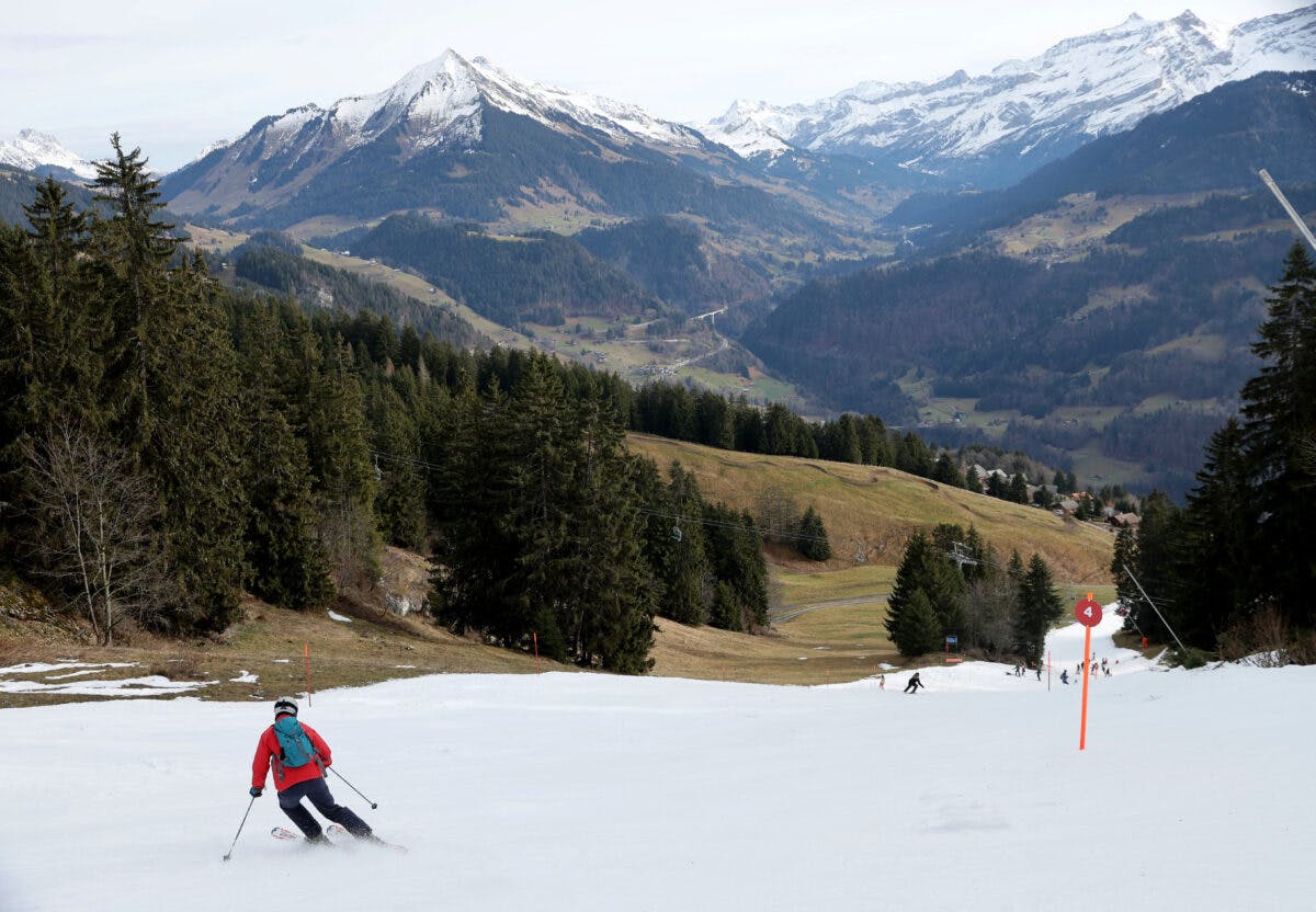 Skiers passes on small layer of artificial snow in Leysin