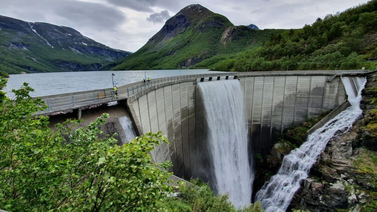Vannkraftdemning i fjellet som slipper ut vann.