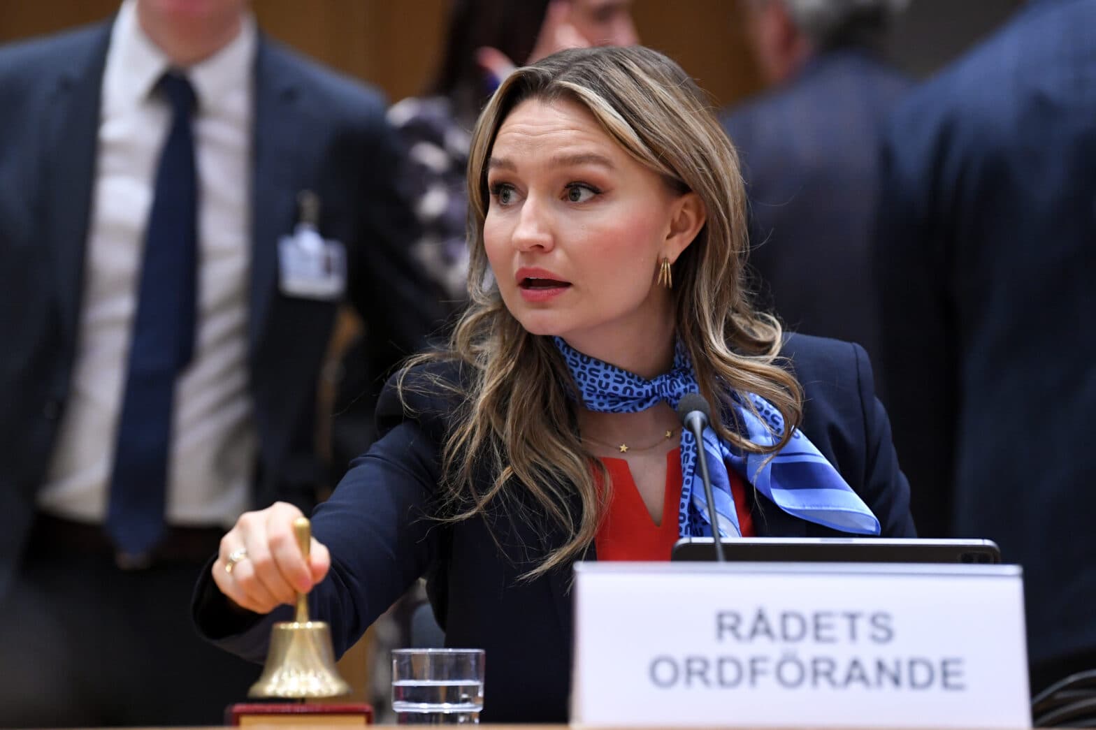 Ebba Busch ringer med bjelle under ministermøte