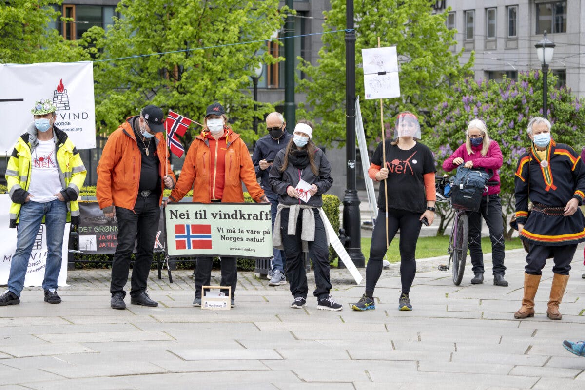 Demonstranter mot vindkraft på Øyfjellet utenfor Stortinget.