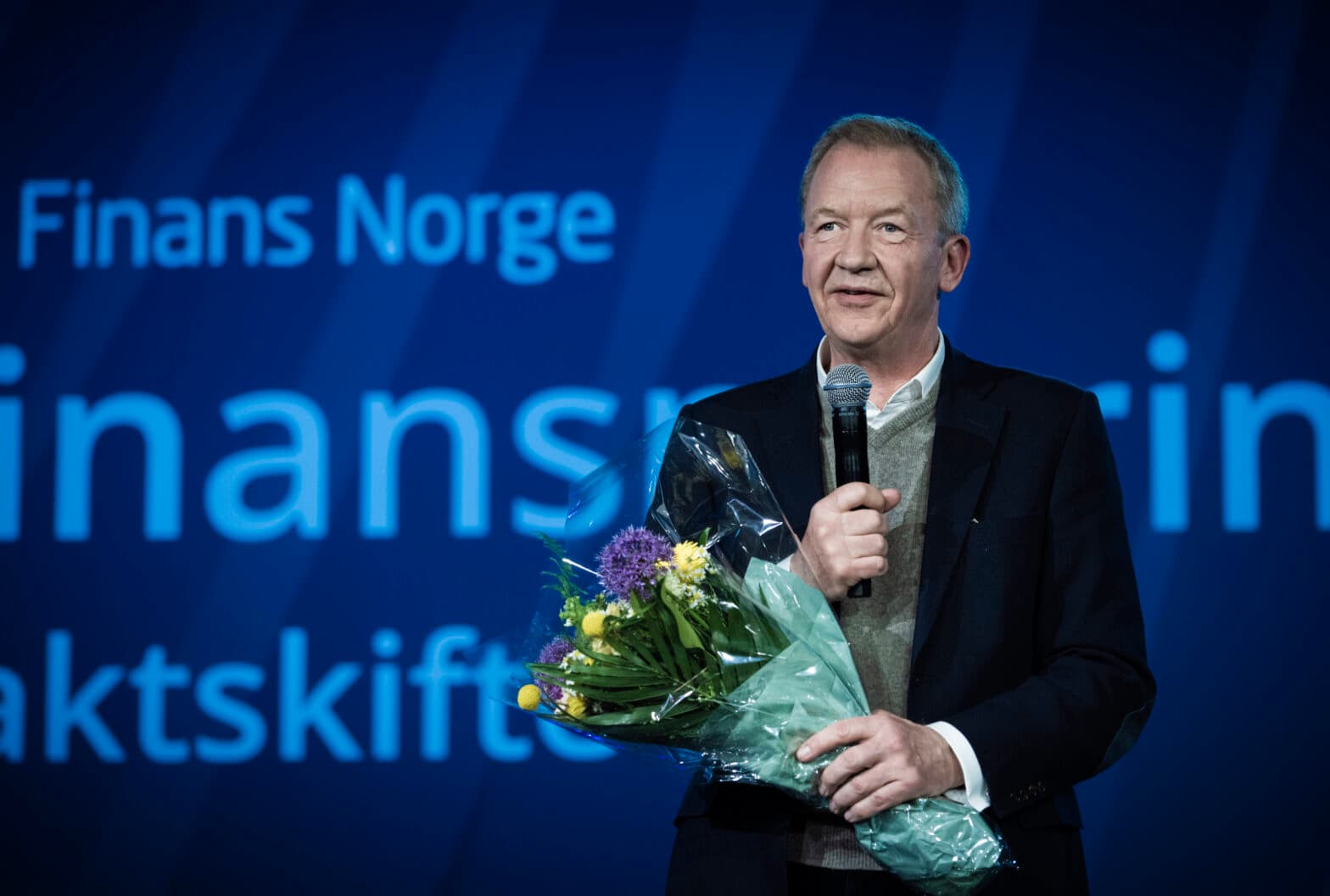 Idar Kreutzer med blomsterbukett