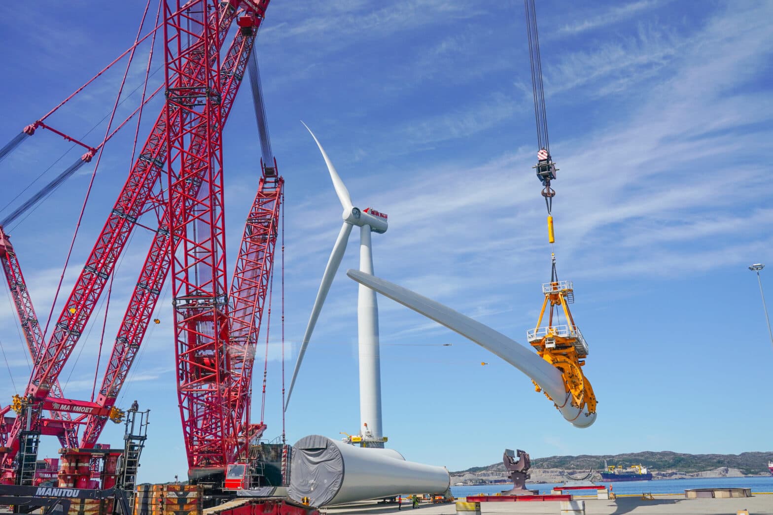 Havnekran løfter blad til vindmølle.