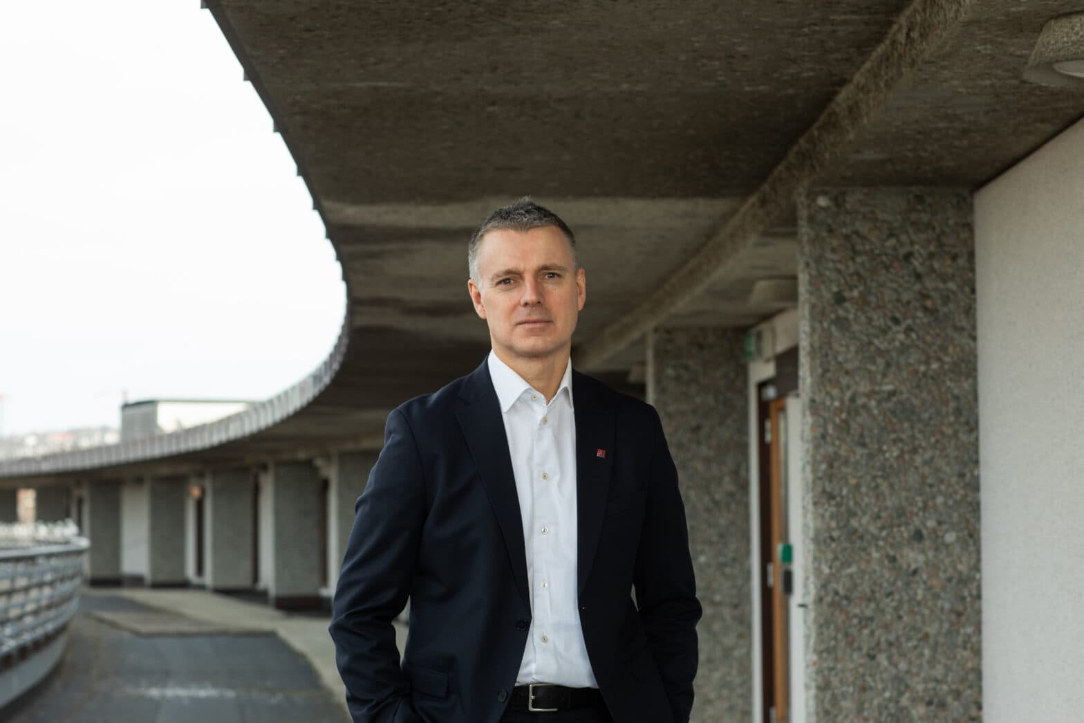 Kjetil Lund med bygning i bakgrunnen