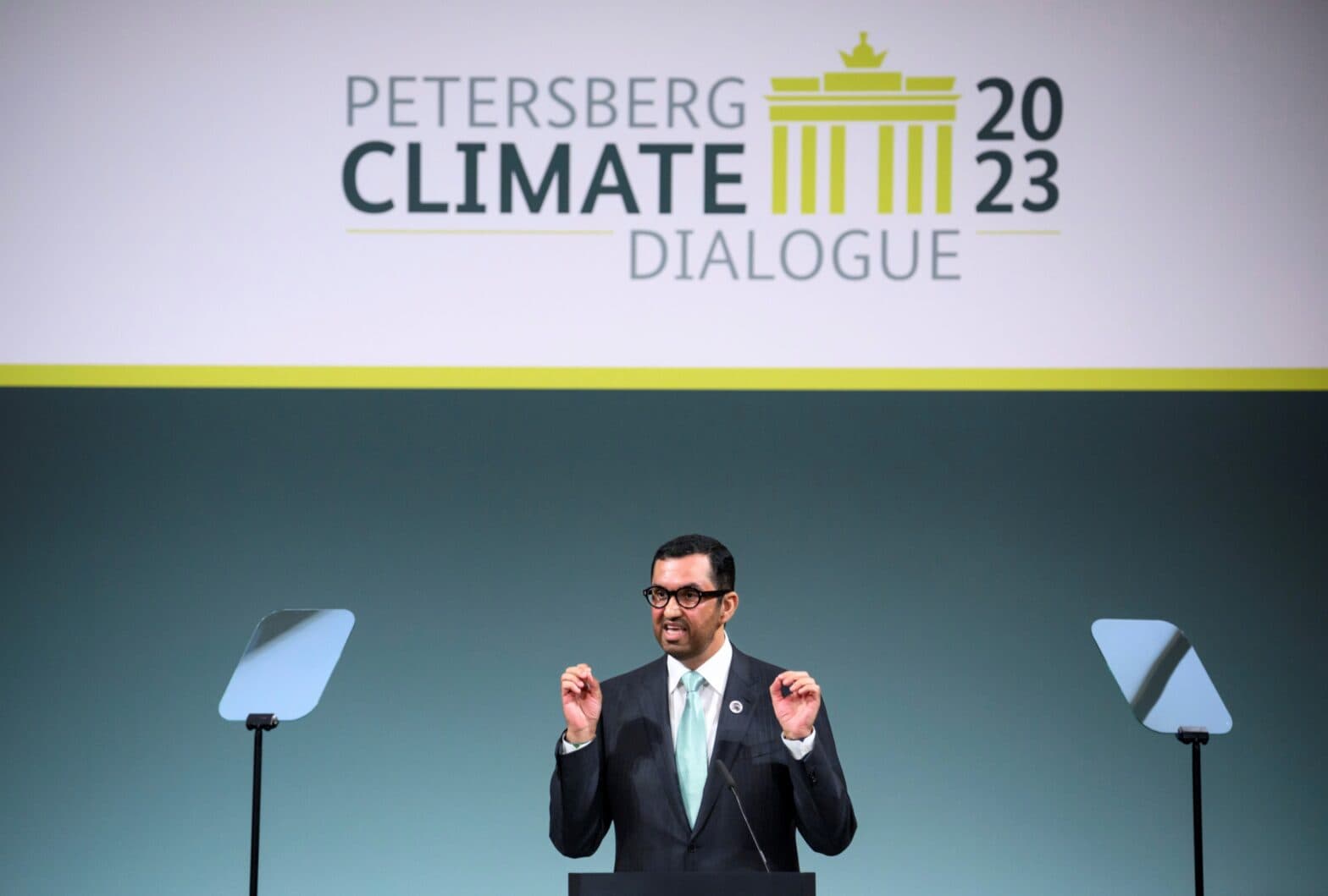 Sultan al-Jaber gestikulerer under en tale