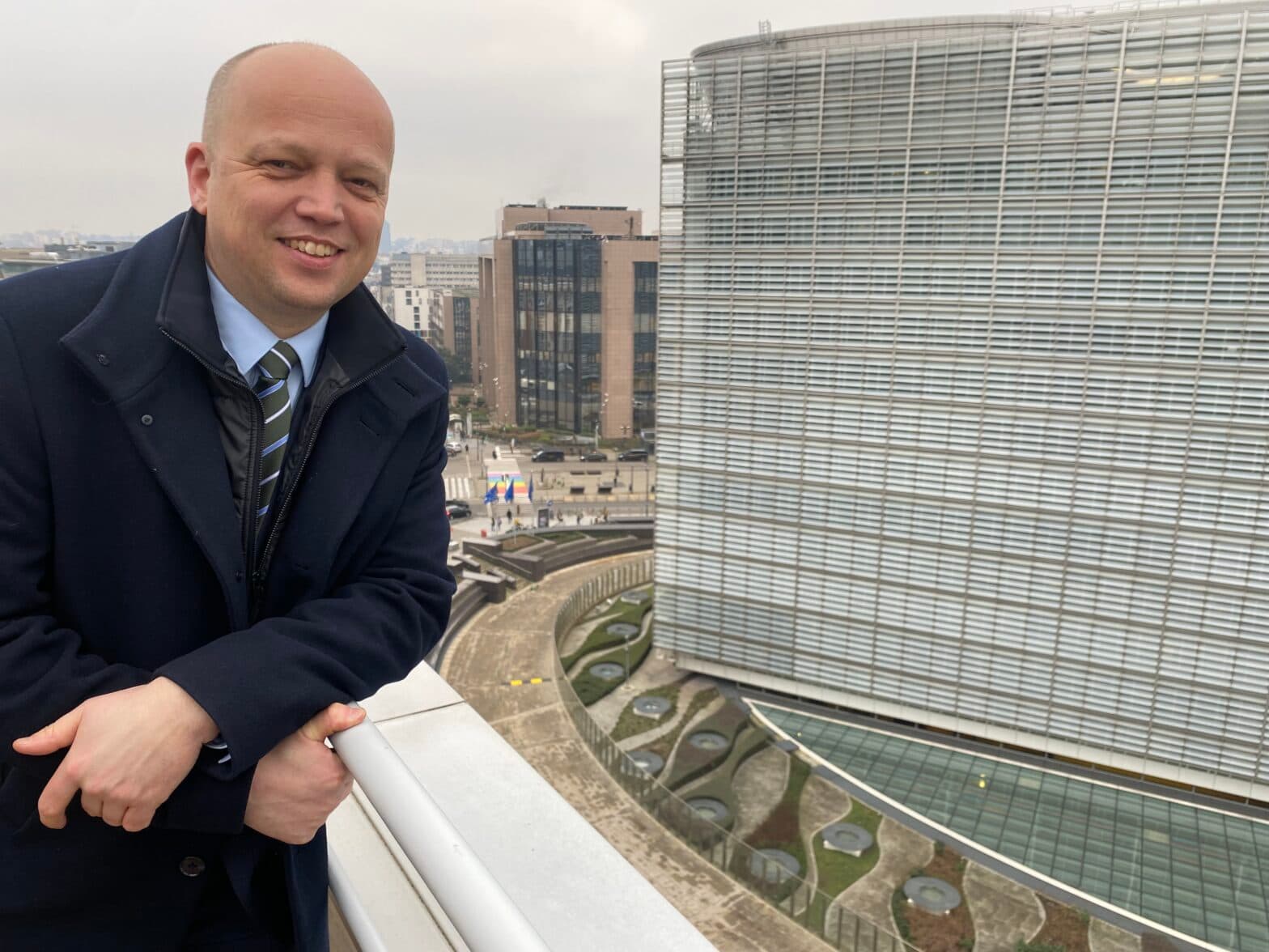 Vedum med EU-kommisjonens hovedkvarter i bakgrunnen.