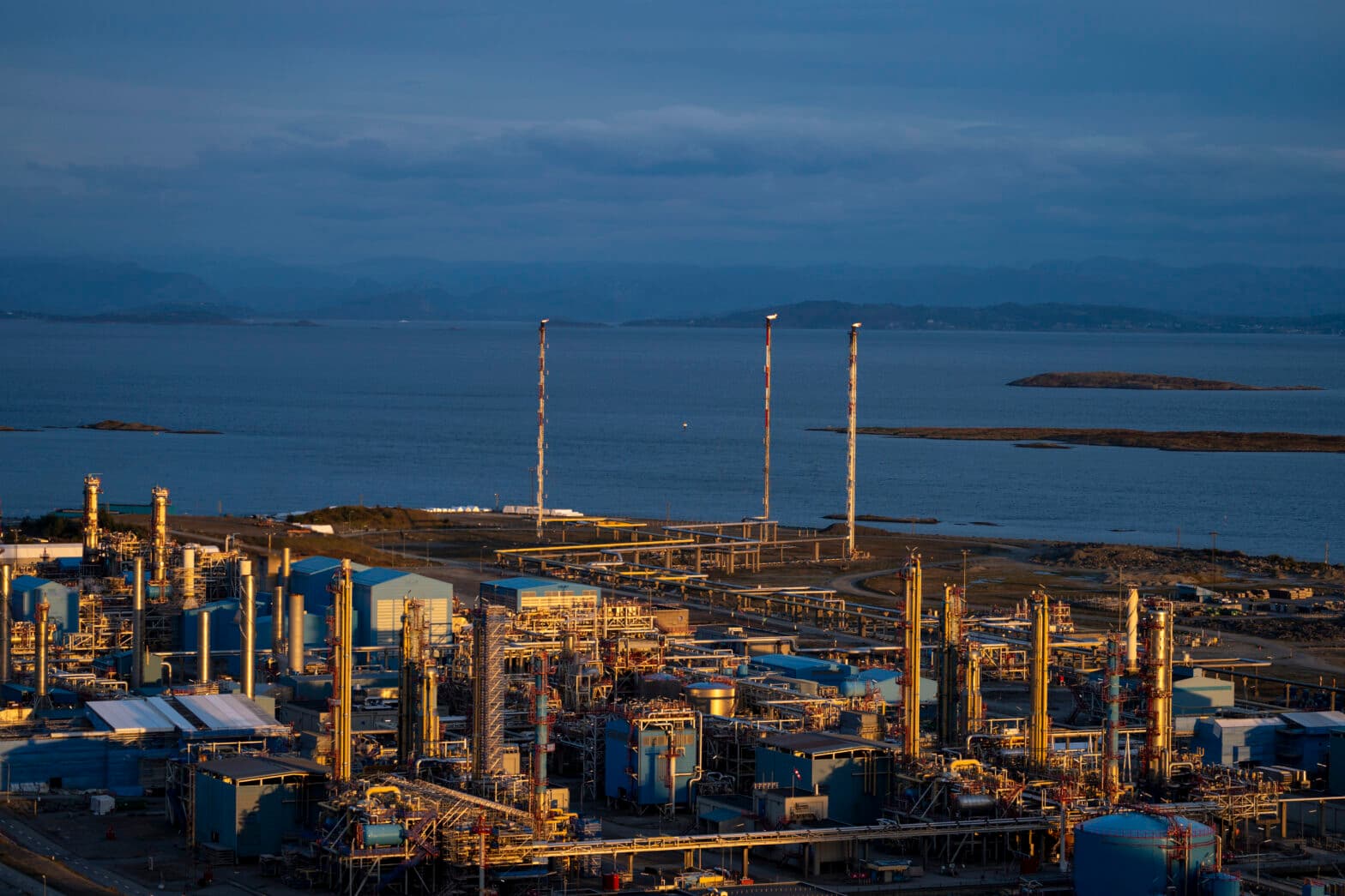 Oversiktsbilde over Kårstø prosessanlegg med øyer og sjø i bakgrunnen.