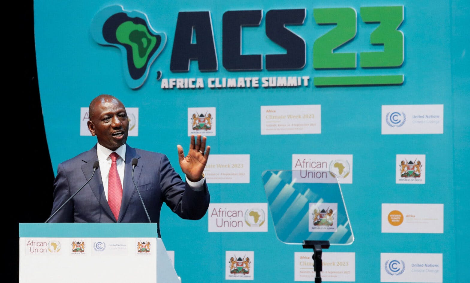 En mann som står på et podium på det afrikanske klimatoppmøtet.