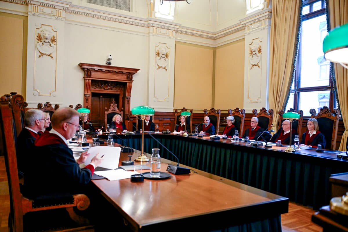 Alle høyesterettsdommerene sitter rundt et hesteskoformet bord.