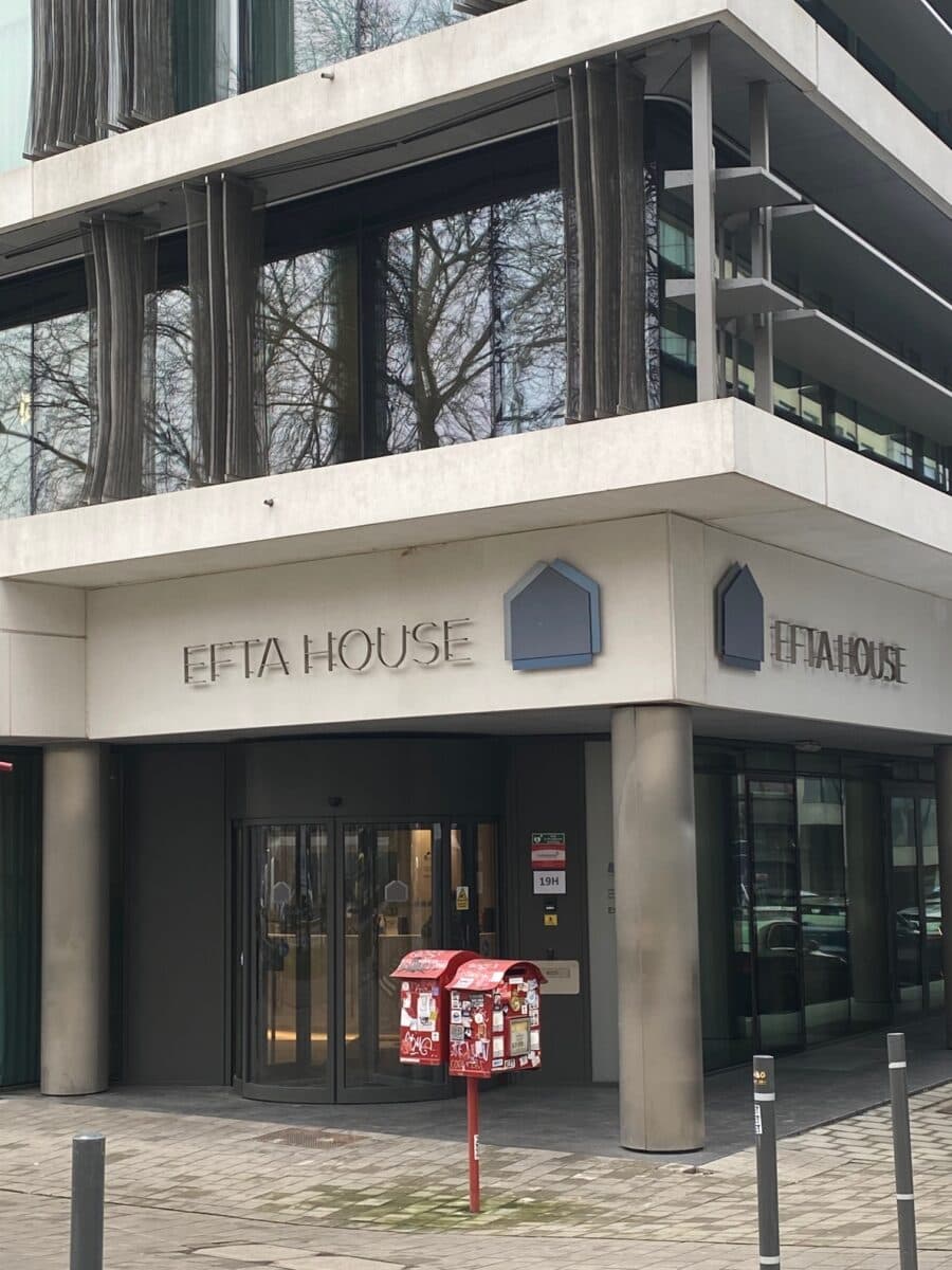 En bygning med et skilt som sier efta house.