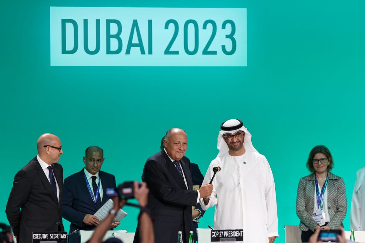 En gruppe mennesker som står foran et skilt som sier dubai 2023.