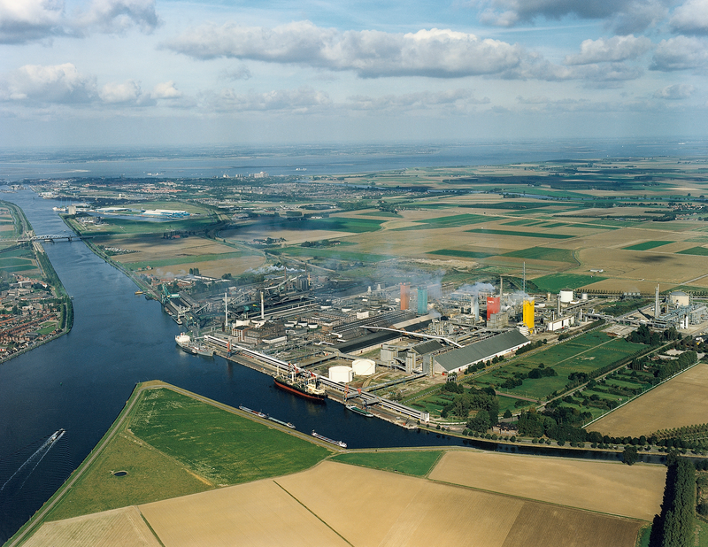 Et industrianlegg nær en elv i Nederland.