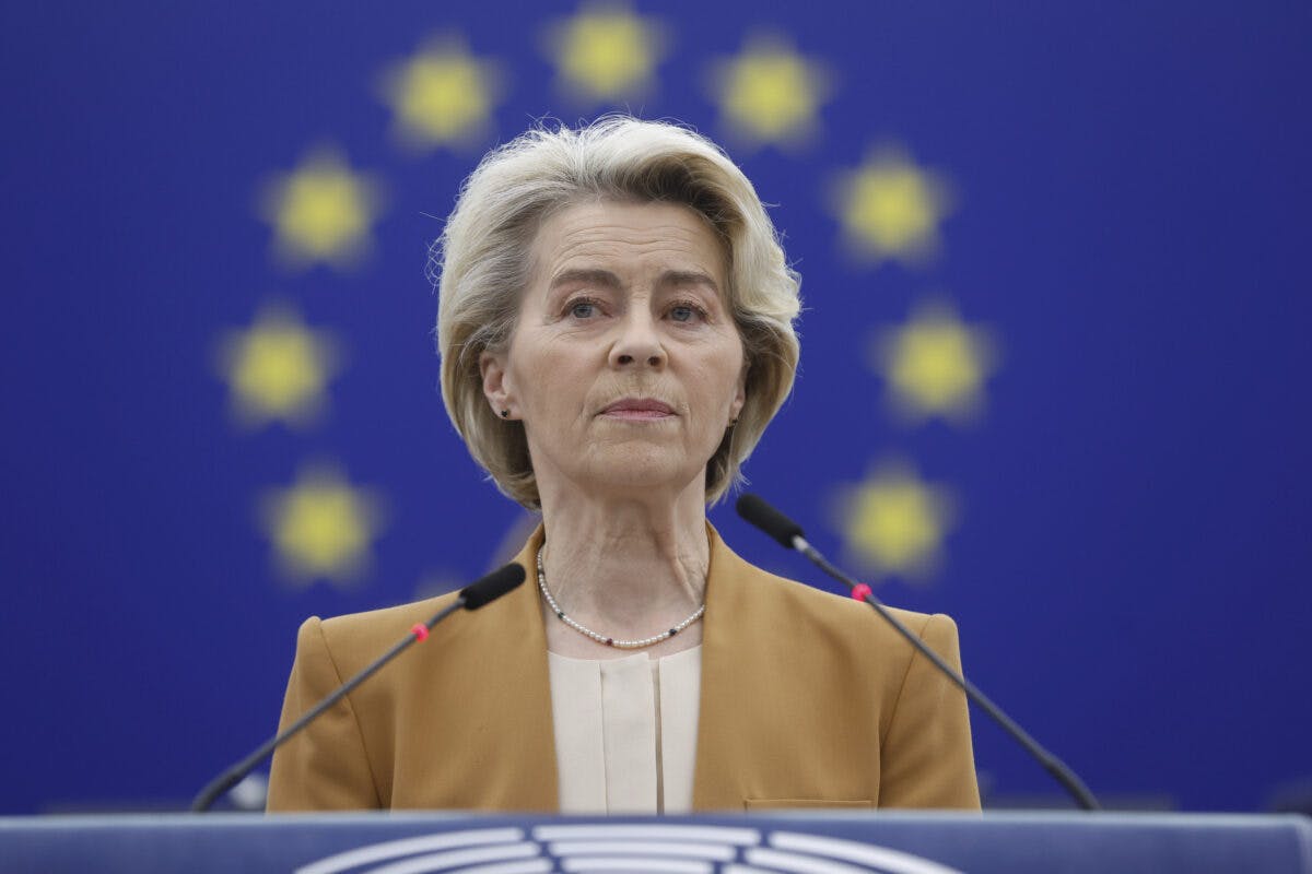 Ursula von der Leyen på talerstol med EU-flagg i bakgrunnen.