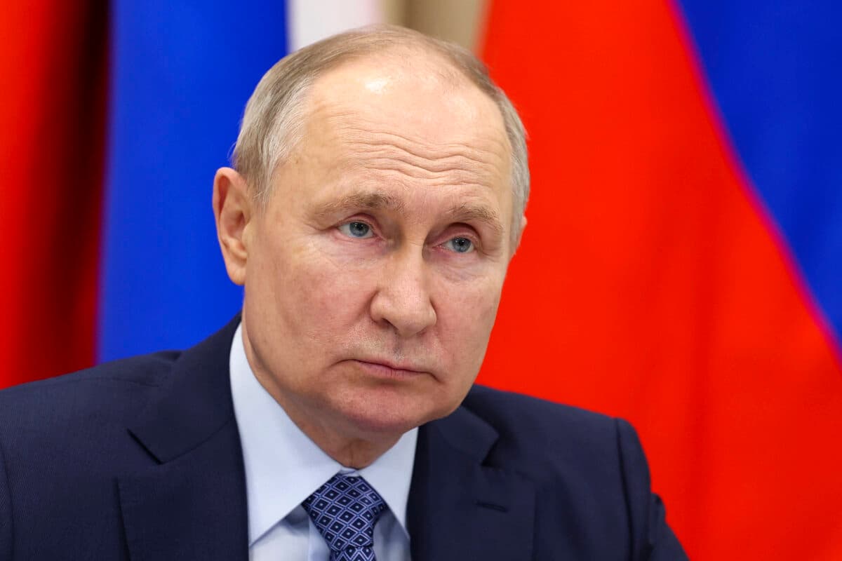 Vladimir Putin foran russiske flagg.