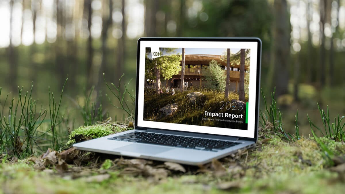 Bærbar datamaskin som viser en konsekvensrapport på skjermen, plassert på gresset i en solbelyst skog.