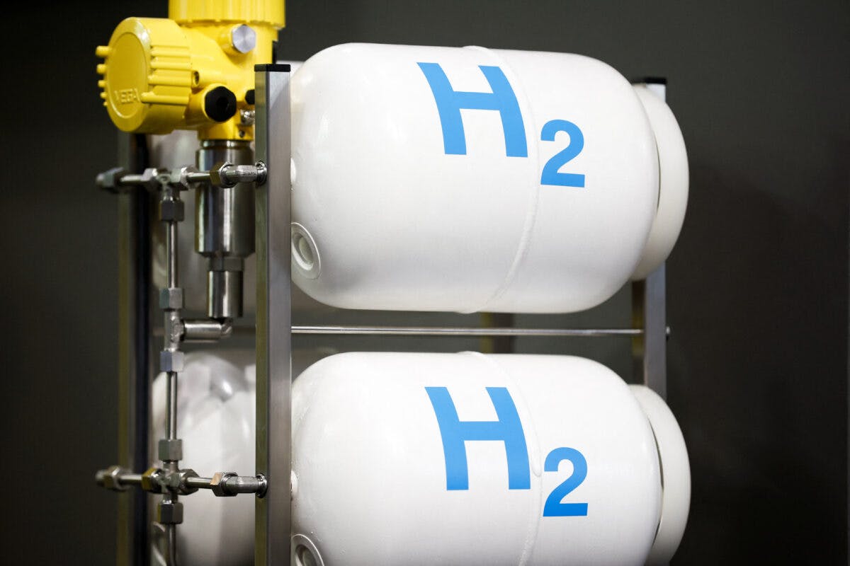 Hydrogengass lagringstanker med h2-etiketter.