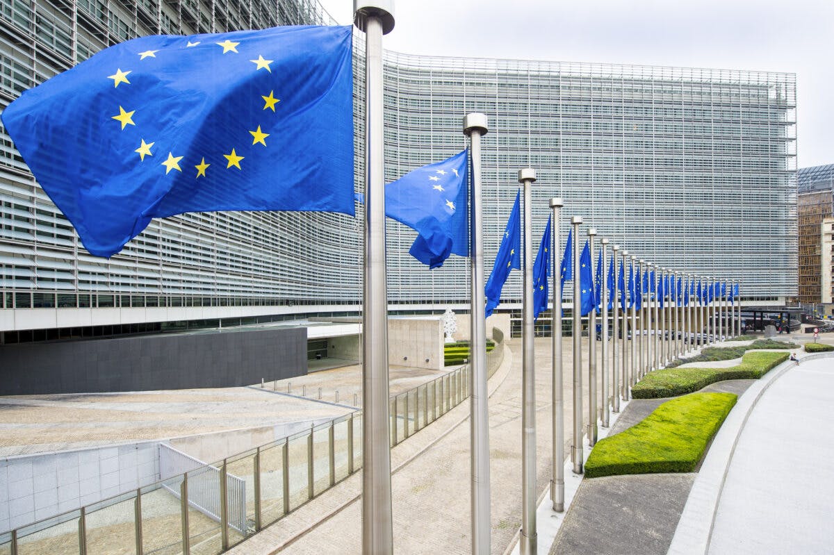 EU-flagg blafrer foran Europakommisjonens bygning i Brussel.