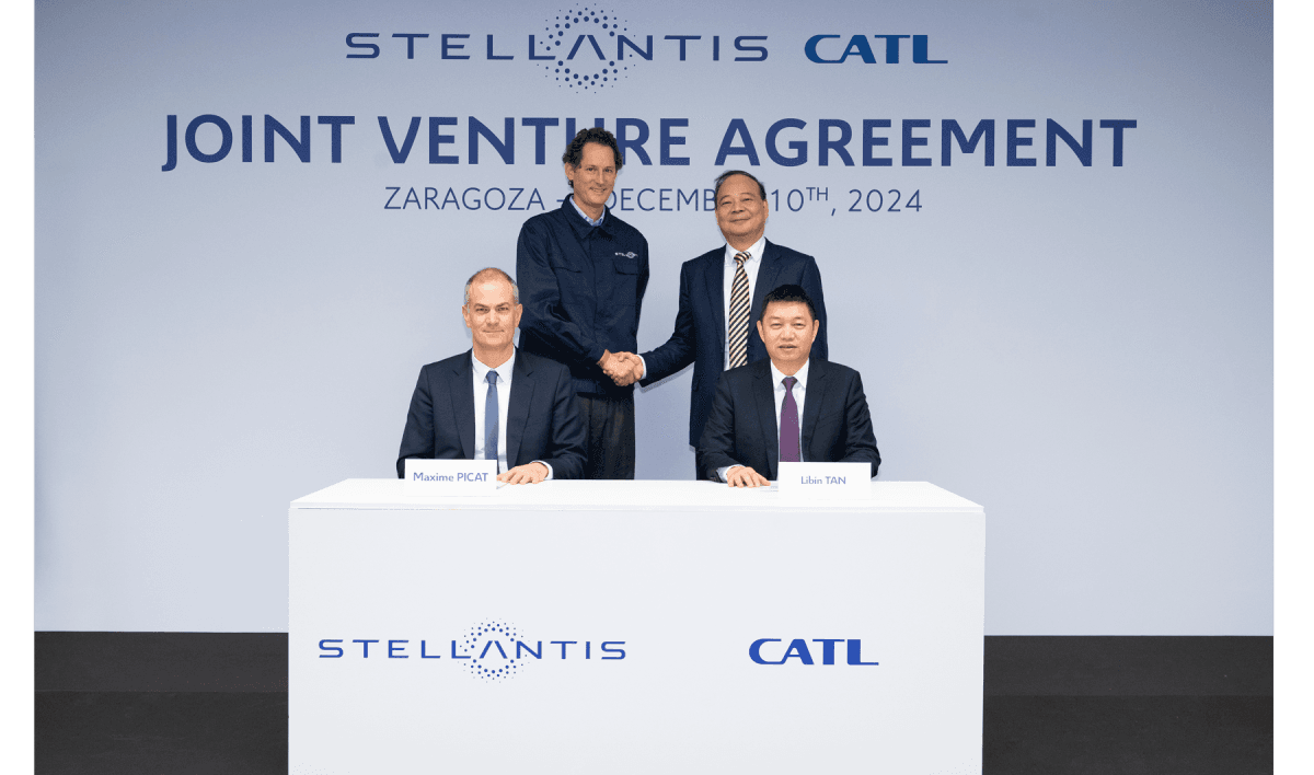 En samling ledere fra Stellantis og CATL, alle menn, på et pressefoto om nytt samarbeid.