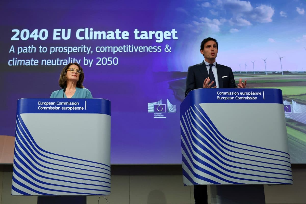To tjenestemenn står på podier foran en skjerm som viser "2040 EU Climate target: A path to prosperity, competitiveness & climate neutrality by 2050" under en pressekonferanse.