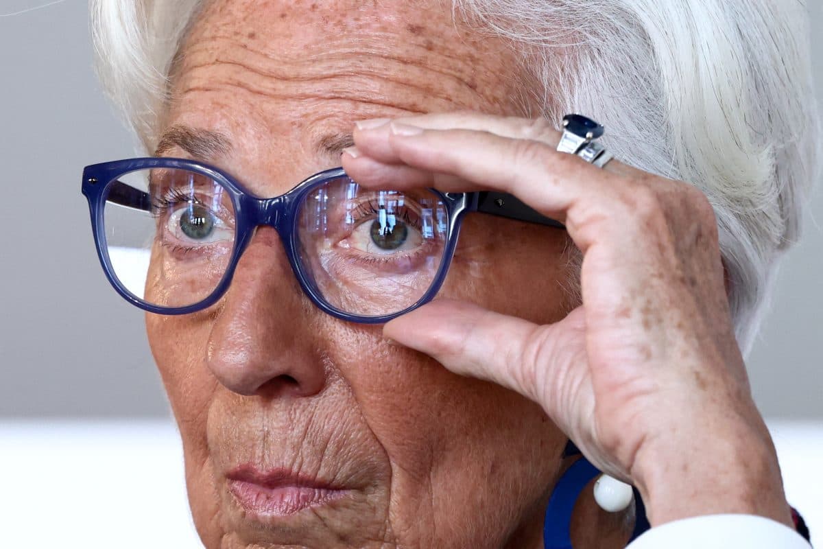 Nærbilde av EUs sentralbanksjef Christine Lagarde og blå briller, som holder hånden mot ansiktet og ser konsentrert fremover under en forelesning på Hertie School i Berlin i mai 2025.