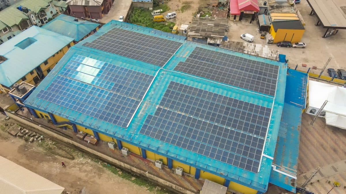 Forretningsbygg med solceller på taket sett ovenfra.