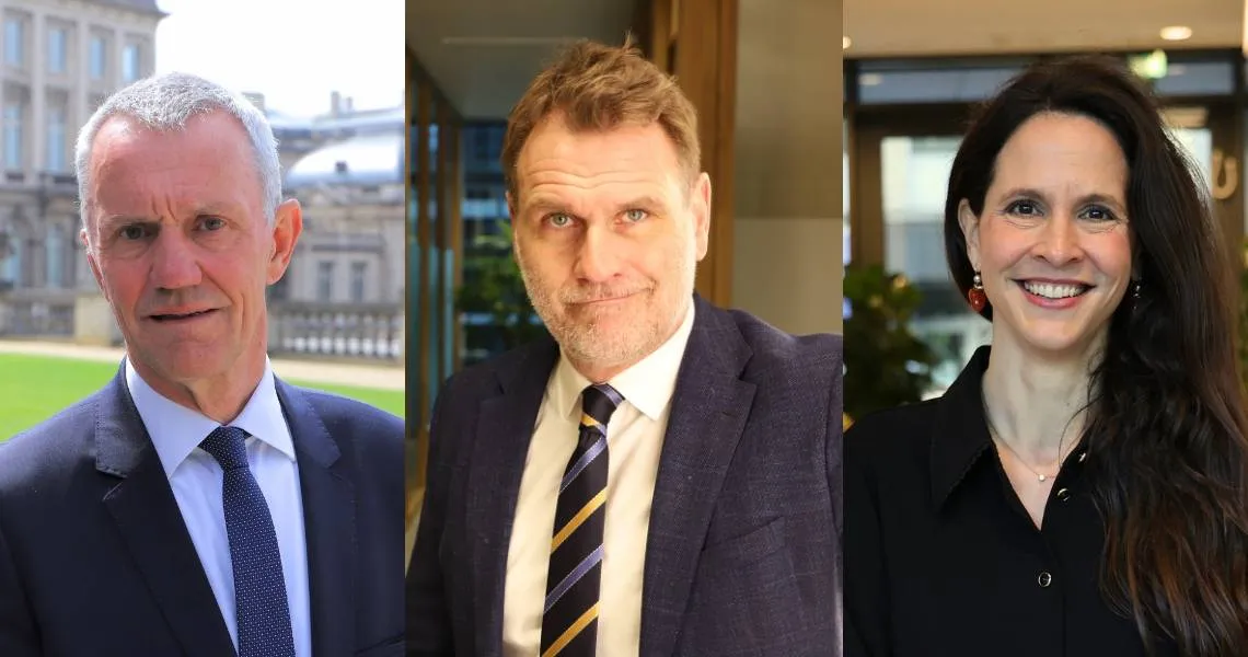 Tre voksne, to menn og en kvinne, står i hver sin setting innendørs og utendørs, vendt mot kameraet, smilende eller med nøytralt ansiktsuttrykk.