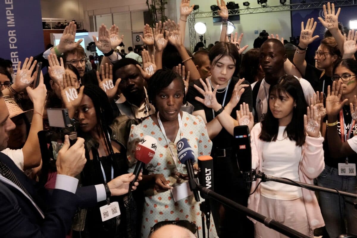 En gruppe aktivister står tett sammen under COP27 i Egypt