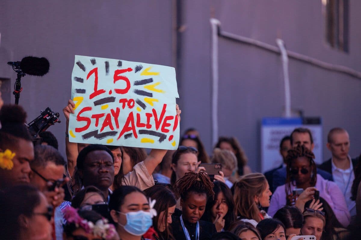 En gruppe demonstranter med plakat under COP27 i Sharm El-Sheik.