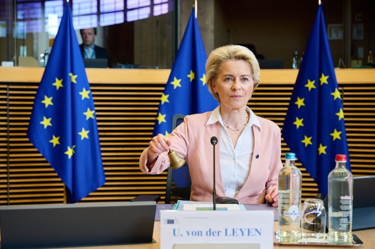 Ursula von der Leyen ringer med bjelle for å starte et møte