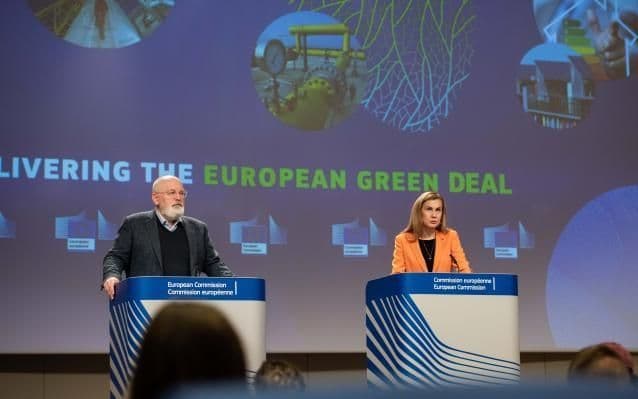 timmermans og simson bak talerstol