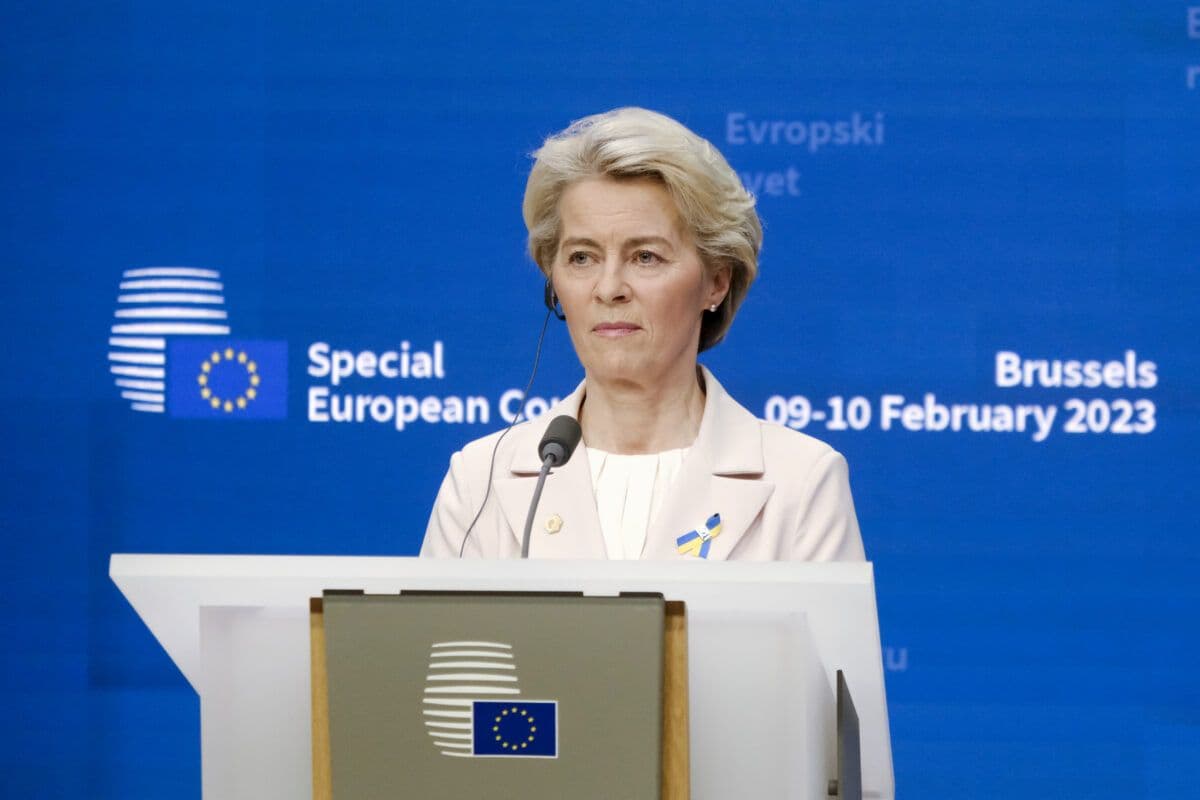 Ursula von der Leyen bak talerstol med blå vegg bak