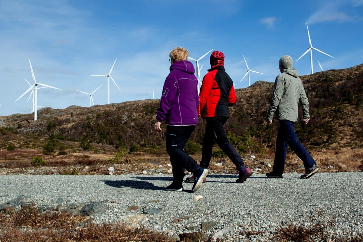 Turgåere ved vindpark på fjellet