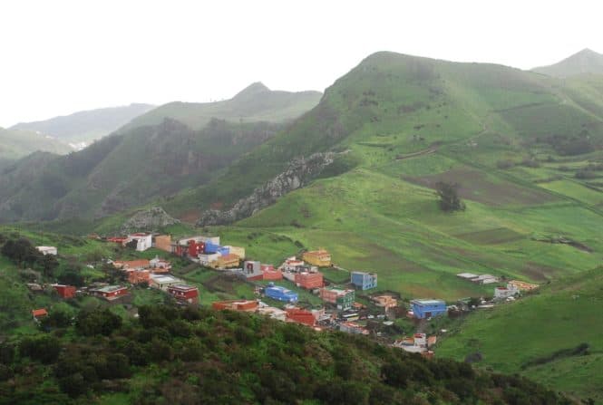 Bilde av små gårder i et fjelllandskap